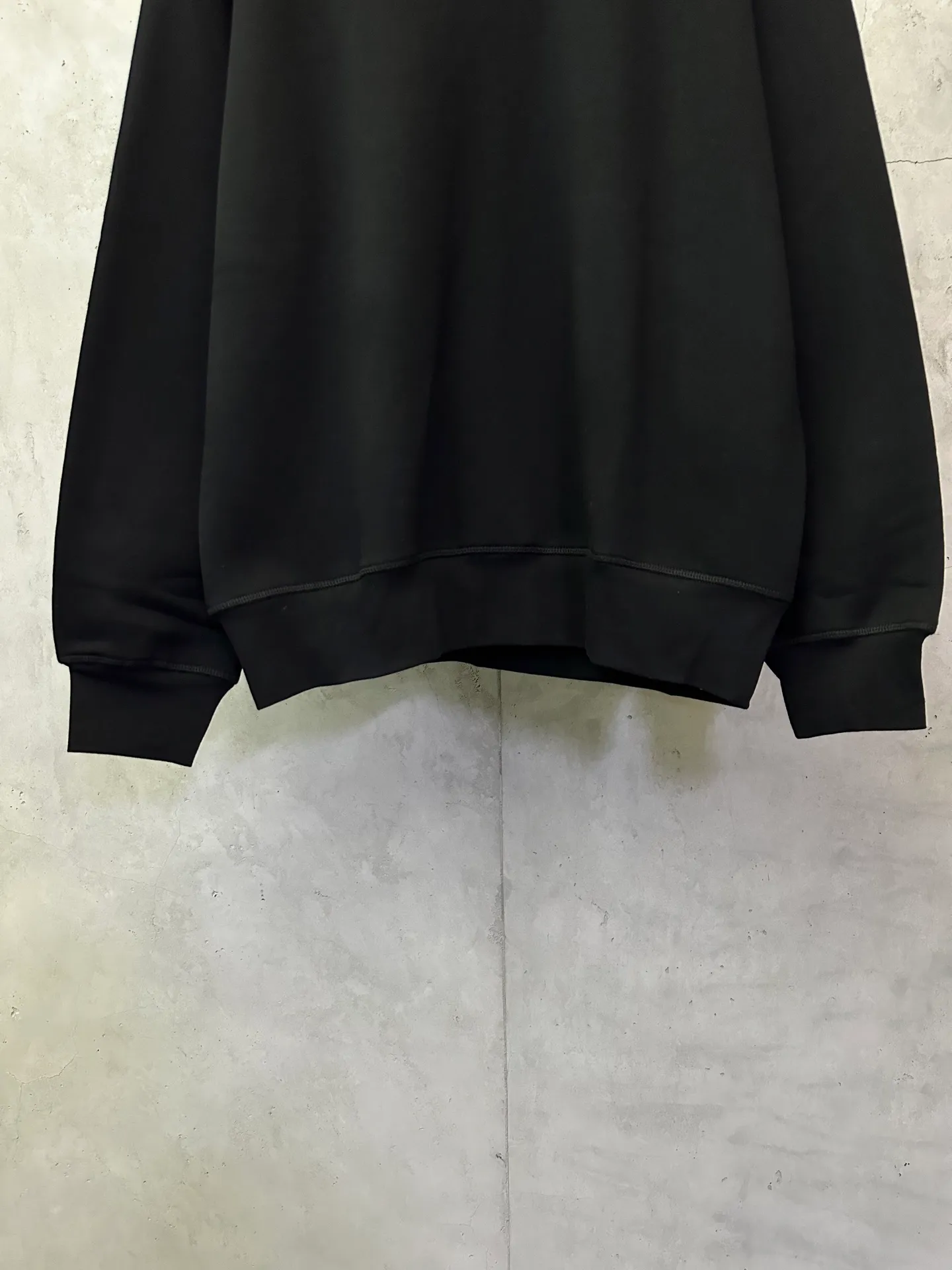 P330 Ralph Lauren logo embroidered sweatshirt. Customized cloud-like honey cotton fleece sweatshirt material. It feels delicate and comfortable against the skin. It is mainly made of deep black and is decorated with exquisite white pony logo. It is highly recognizable. Customized hardware. Thread. Accessories. Matching. Same style for men and women. -Color: Black White Blue Gray -Size: S M L XL